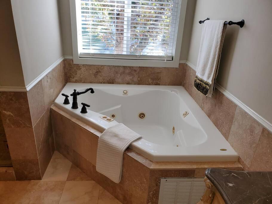 אטלנטה Sleeps16, Spacious Home, Close To Downtown, Beltline, And Walk To Restaurants, 75" Tv, 2 Person Jacuzzi, Ping Pong מראה חיצוני תמונה