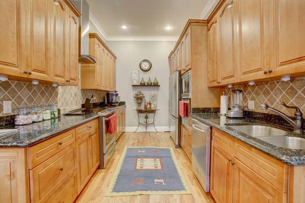 אטלנטה Sleeps16, Spacious Home, Close To Downtown, Beltline, And Walk To Restaurants, 75" Tv, 2 Person Jacuzzi, Ping Pong מראה חיצוני תמונה